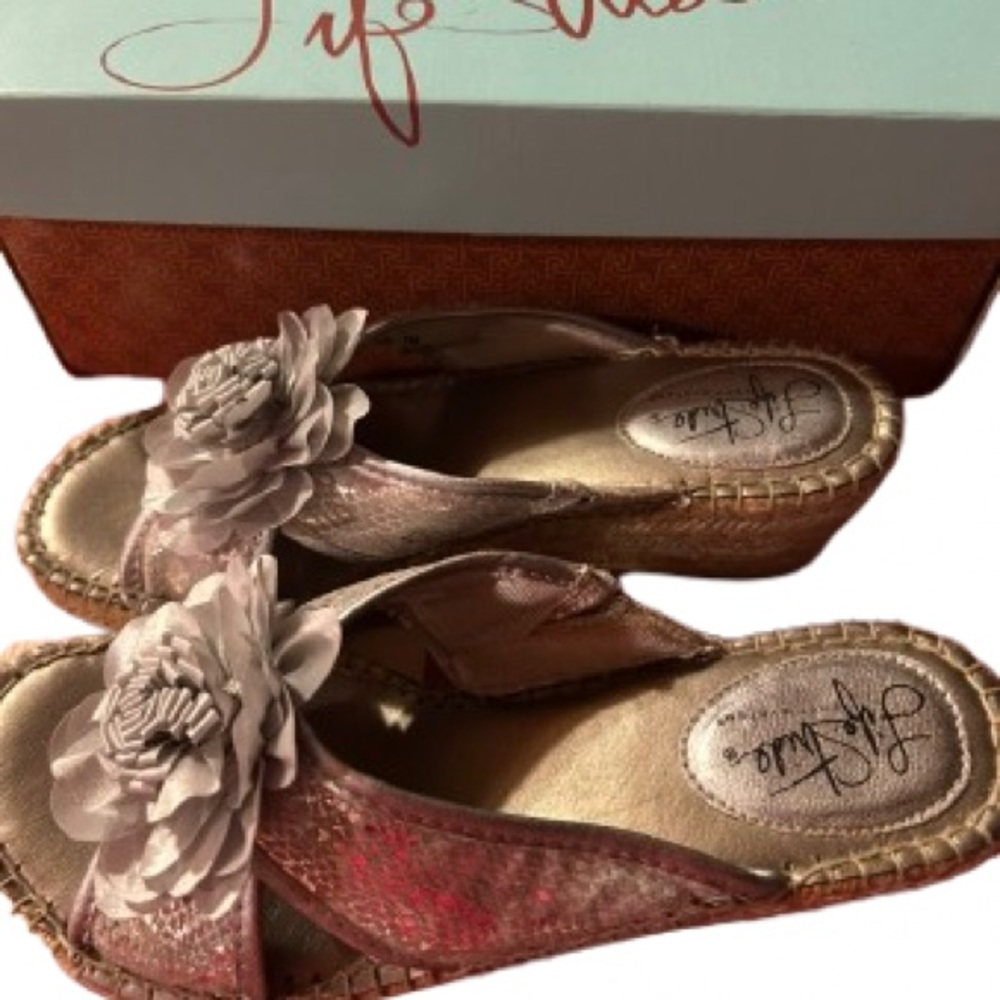 Life Stride silver Wedge Sandals with flower- size 7 - 20% discount off 2 items!